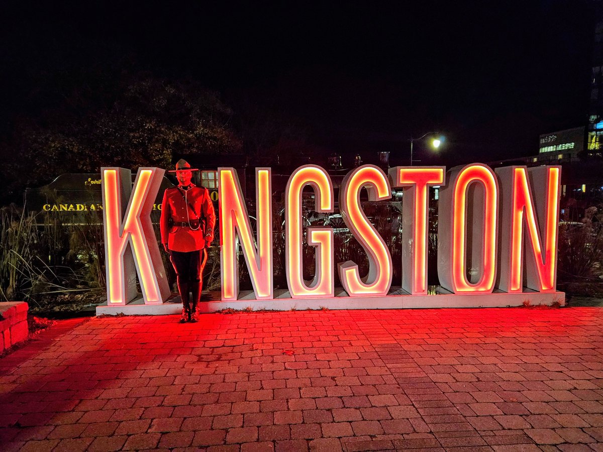 La GRC de Kingston s’est jointe à la fête des Fêtes!

Ce samedi, notre équipe de la Police fédérale de la GRC – Région du centre a défilé dans les rues lors du défilé du Père Noël de Kingston.

Nos membres, employés et familles ont décoré un bateau de l’équipe de l’Intégrité des