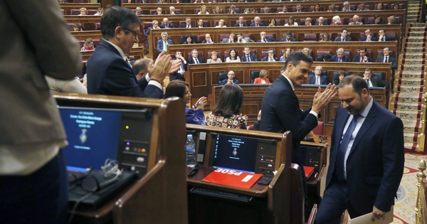 bansky___'s tweet image. El PSOE ha pasado de aplaudirle tres minutos en el Congreso ha llamarle golfo y viejo trastornado.

Así es la política.

Nunca más servir / a señor que se me pueda morir.