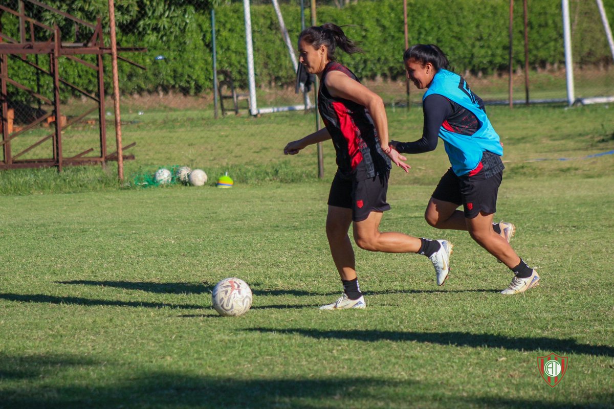 TembetaryFem's tweet photo. Cerrando la temporada, últimos entrenamientos 

¡Vamos Rojiverde!🔴🟢

#DaleTembe
#APFFutFem https://t.co/r4BxfVstRc