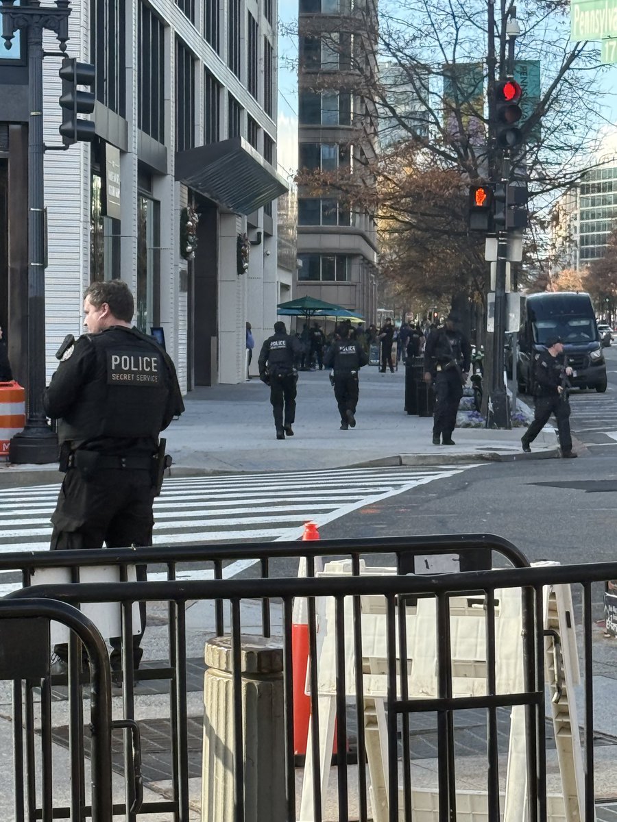 MikeCarterTV's tweet image. BREAKING: Secret Service tells me 2 National Guard members have just been shot near the White House.