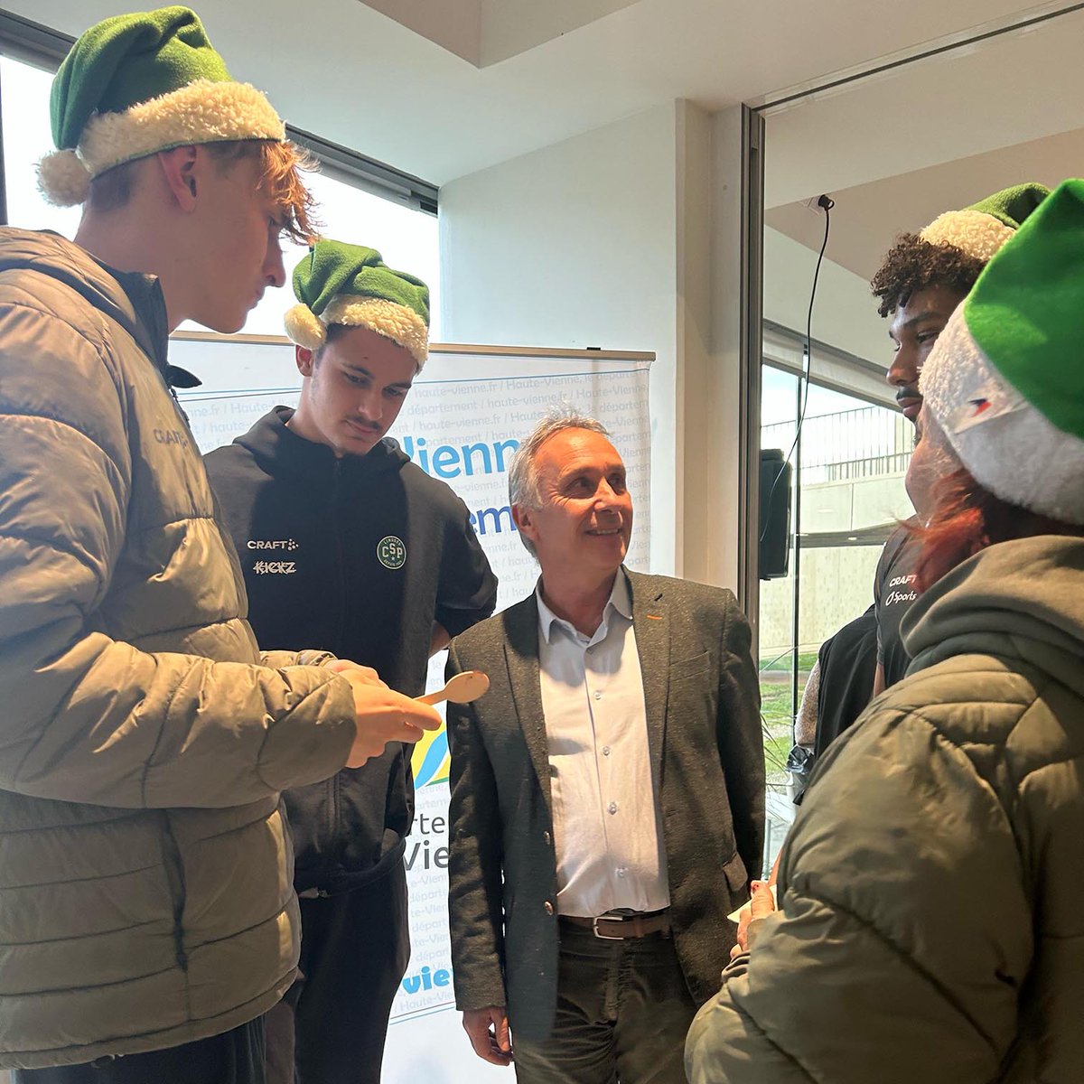 MiguelThierry2's tweet photo. 🎄 Grâce aux Pères Noël verts du Secours populaire, de nombreuses familles ont pu vivre un moment de fête.
Un goûter de Noël organisé au Département pour que chaque enfant ait son sourire. 💚✨
Merci aux bénévoles ! ❤️
#NoëlSolidaire #SecoursPopulaire #Solidarité https://t.co/YkBoARVvzu