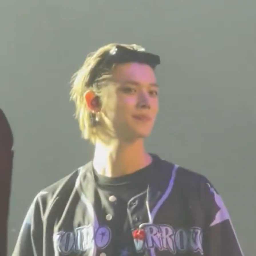 ggumjuniez's tweet image. his ass KNOOWSSS what everyone wants to hear