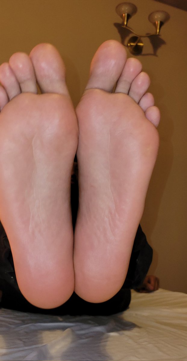 BBCN331's tweet image. Look at .y sexy soles 😈

#findom #cashmaster #slave #feetmale #feetfetısh #feetworshi̇p #sub #gooner #fag #Dom #top