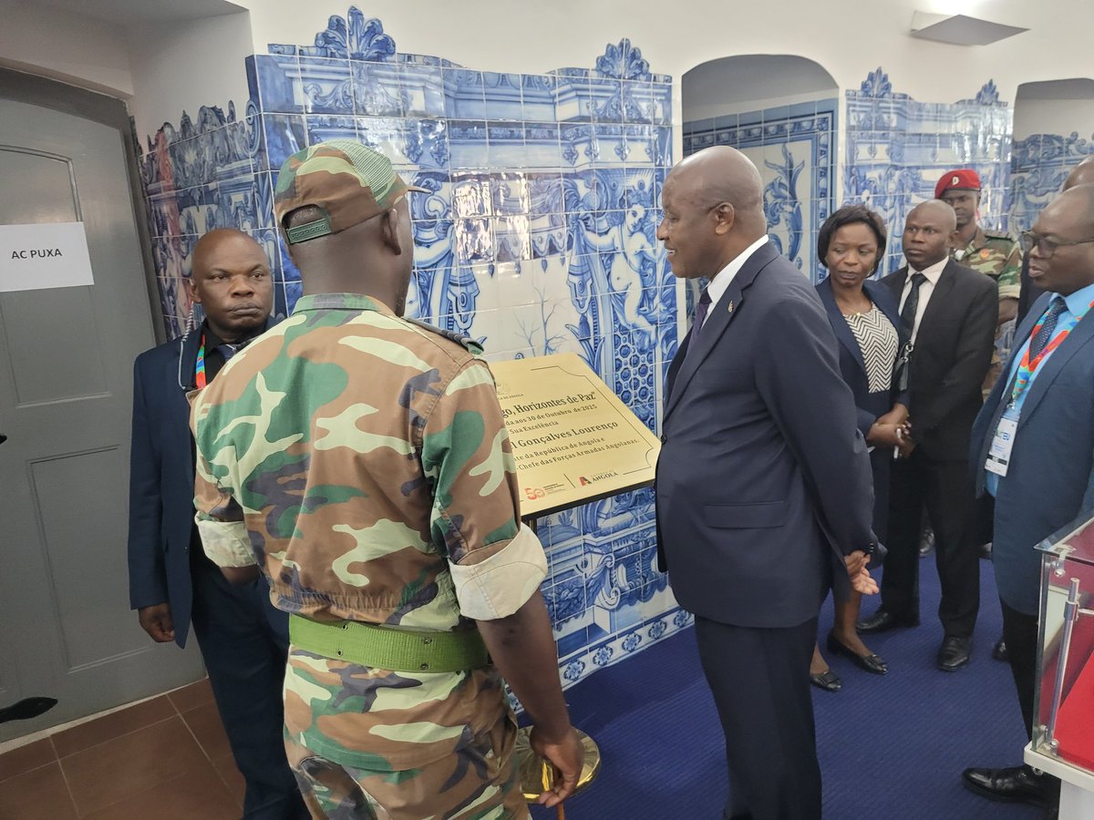 ButoyiEvelyne's tweet photo. En marge de sa mission de travail à Luanda, Son Excellence Prosper Bazombanza, Vice-Président de la République du #Burundi, a visité le Musée militaire national de Luanda, érigé en 1576 pour protéger la ville des invasions étrangères. https://t.co/OQ0KDf5FHi