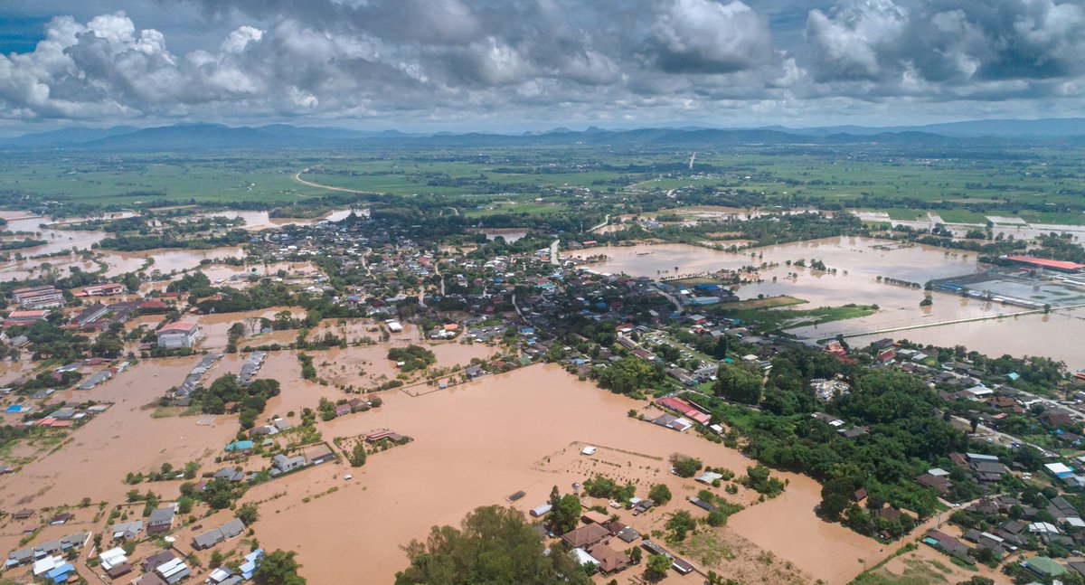 techdergi's tweet image. 📍Tayland&apos;ın Güneyi Sular Altında! 🇹🇭

Güney Tayland&apos;ı vuran şiddetli muson sellerinde can kaybı 33&apos;e yükseldi. Yedi eyaleti etkileyen felaket, 2.7 milyon kişiyi mağdur etti.

Hükümet yetkilileri, yedi eyaleti vuran bu felaketi &quot;yılların en kötüsü&quot; olarak nitelendiriyor.…