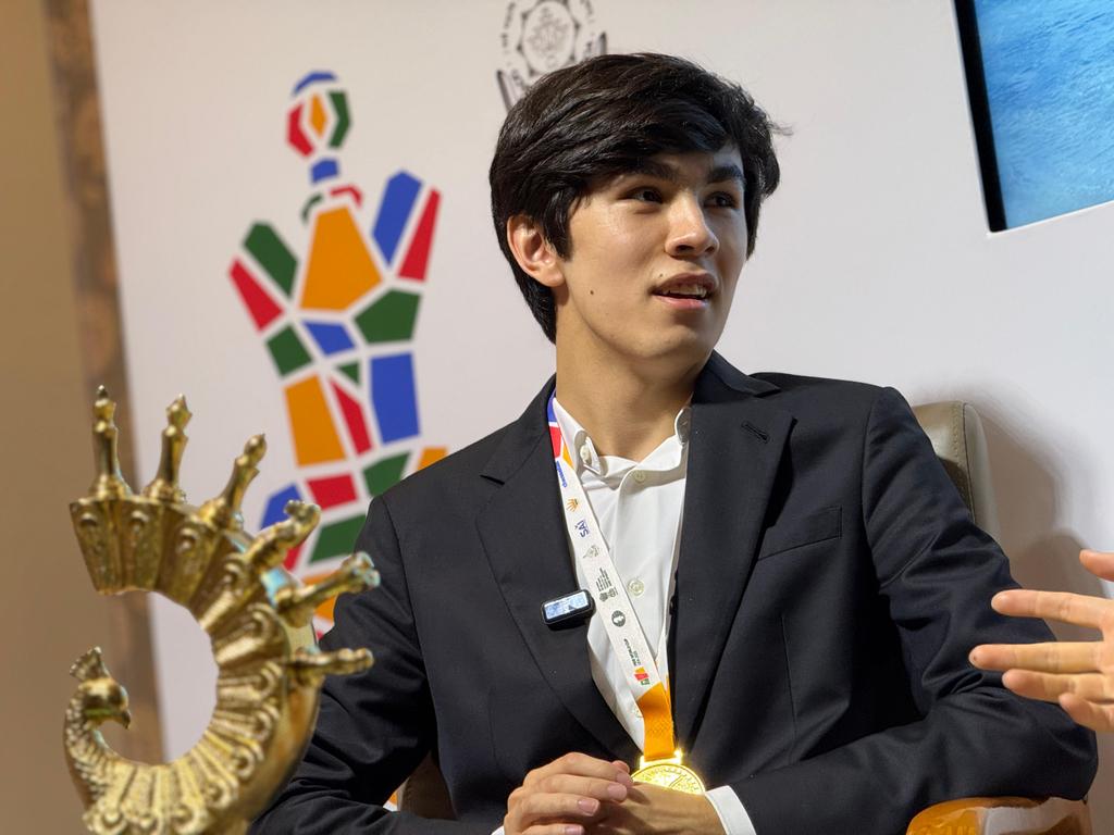 ChessbaseIndia's tweet image. Some photos of the Goa FIDE World Cup 2025 Champion, Javokhir Sindarov! Sindarov was accompanied by his second Mukhiddin Madaminov, his brother Islombek Sindarov, and his grandparents. What a beautiful moment for Chess in Uzbekistan!

Photos: @ram_abhyudaya
#chess #chessbaseindia…