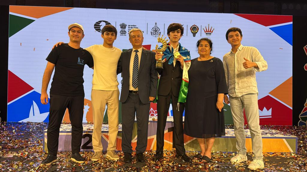 ChessbaseIndia's tweet image. Some photos of the Goa FIDE World Cup 2025 Champion, Javokhir Sindarov! Sindarov was accompanied by his second Mukhiddin Madaminov, his brother Islombek Sindarov, and his grandparents. What a beautiful moment for Chess in Uzbekistan!

Photos: @ram_abhyudaya
#chess #chessbaseindia…