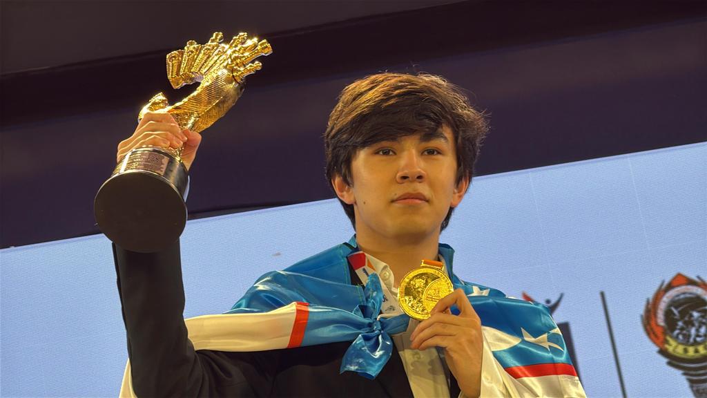 ChessbaseIndia's tweet image. Some photos of the Goa FIDE World Cup 2025 Champion, Javokhir Sindarov! Sindarov was accompanied by his second Mukhiddin Madaminov, his brother Islombek Sindarov, and his grandparents. What a beautiful moment for Chess in Uzbekistan!

Photos: @ram_abhyudaya
#chess #chessbaseindia…