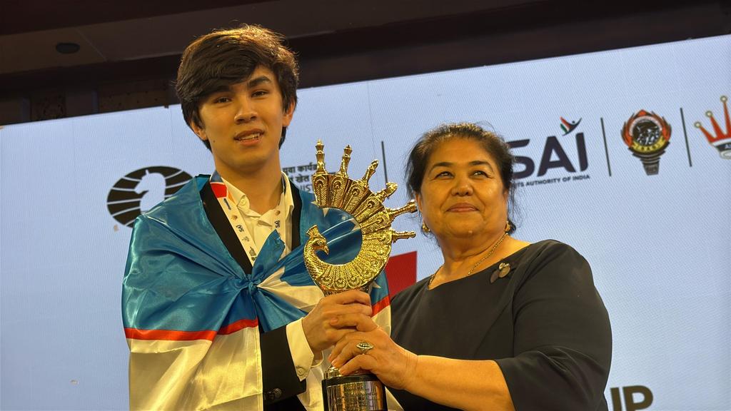 ChessbaseIndia's tweet image. Some photos of the Goa FIDE World Cup 2025 Champion, Javokhir Sindarov! Sindarov was accompanied by his second Mukhiddin Madaminov, his brother Islombek Sindarov, and his grandparents. What a beautiful moment for Chess in Uzbekistan!

Photos: @ram_abhyudaya
#chess #chessbaseindia…