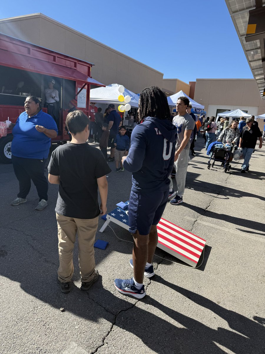 tobrukblaine_TB's tweet photo. Thankful to be back at @GRMTucson for the annual Thanksgiving Celebration with this incredible community.
@ArizonaFBall has immense gratitude for the incredible people of Tucson.
🐻⬇️
#BeyondFootball https://t.co/Dg8QeLj6lK