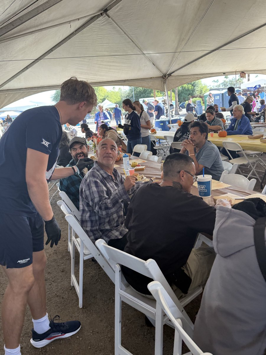 tobrukblaine_TB's tweet photo. Thankful to be back at @GRMTucson for the annual Thanksgiving Celebration with this incredible community.
@ArizonaFBall has immense gratitude for the incredible people of Tucson.
🐻⬇️
#BeyondFootball https://t.co/Dg8QeLj6lK