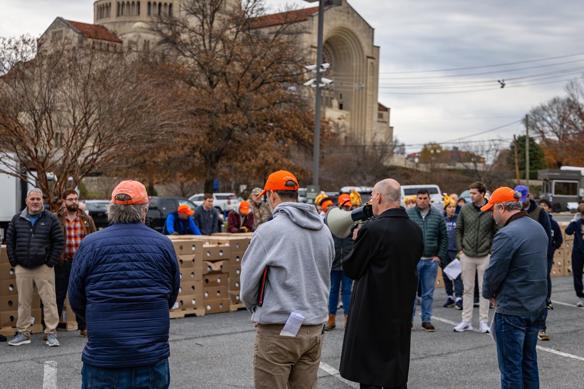 Yesterday, Poor Robert’s Mission gave away 8,000 turkeys in the parking lot of the National Shrine to those in need this Thanksgiving.

From all of us at Mary’s Shrine, we wish you a blessed and Happy Thanksgiving. May God bless you and your families. 

#thanksgiving #turkey