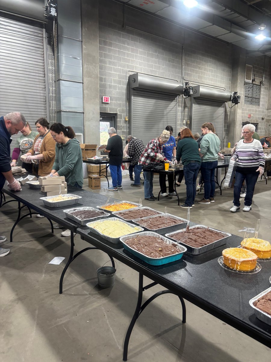 KEMIworkerscomp's tweet image. Members of the Claims team volunteered with One Church today at the Appalachian Wireless Arena in Pikeville to slice and package desserts in preparation for feeding the community tomorrow. Such a “sweet” day of serving others. 🍰 #worksafe #volunteer #giveback #serveothers
