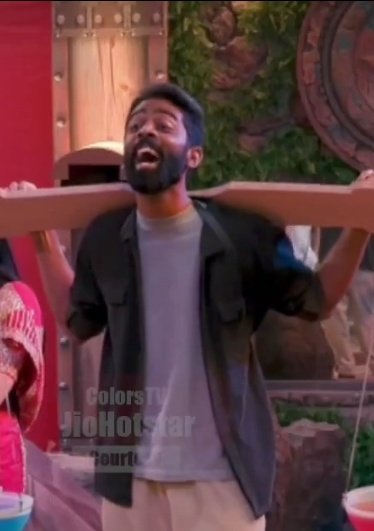 aqsuuu_xd's tweet photo. His audacity to say this to Farhana "shakal dekh apni" when he himself looks like 🤣🤡
#FarrhanaBhatt #BiggBoss19 https://t.co/6KxZbWOsGT