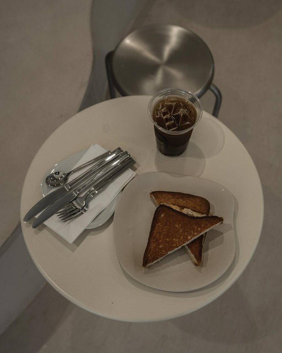 usebigkey's tweet image. An iced coffee and a slice of toast—it doesn't need to be crowded; quiet is just as nice. ☕🥪