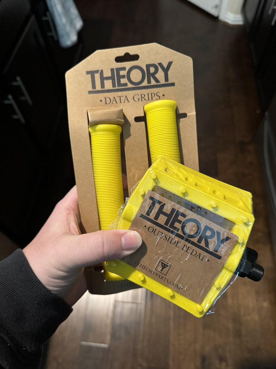 doomriffs's tweet image. bought a bike to build for my wife 
it’s gonna be cute