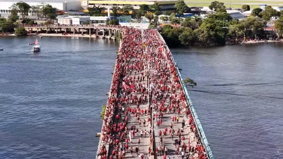flazoeiro_'s tweet photo. OLHA ESSA NOSSA IMAGEM ❤️🔴⚫️

Não é a rampa do Maracanã... É a nação deixando o aeroporto Galeão após mais um aeroFla.

VAMOSSS

@flazoeiro_ https://t.co/aYOHqKNLWb