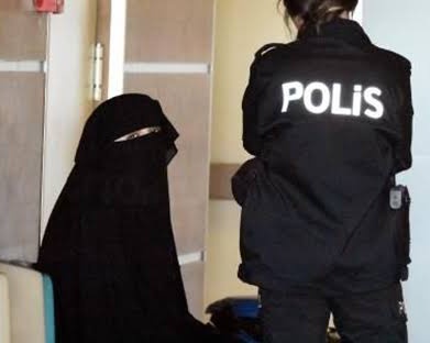 a (as) ile dalga geçen stand-up komedyeni Hasan Can Kaya hakkında hiçbir soruşturma açılmadı.

"Atatürk İlah değildir" dedi diye Emine Şahin göz altına alındı!
#KutsalDeğerlerHedefte