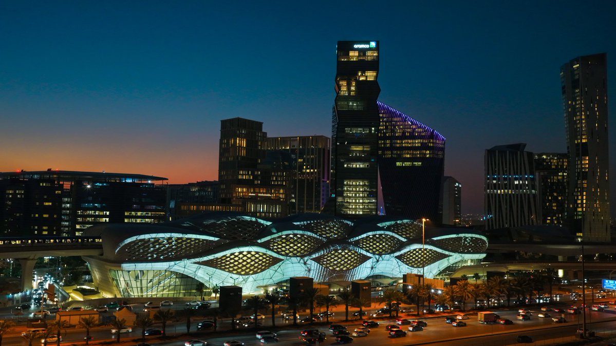 NoorRiyadhFest's tweet image. على واجهة محطة القطار في المركز المالي &quot;كافد&quot;؛ تأملوا معنا كيف يتماهى النور ويتغيّر في لمح البصر