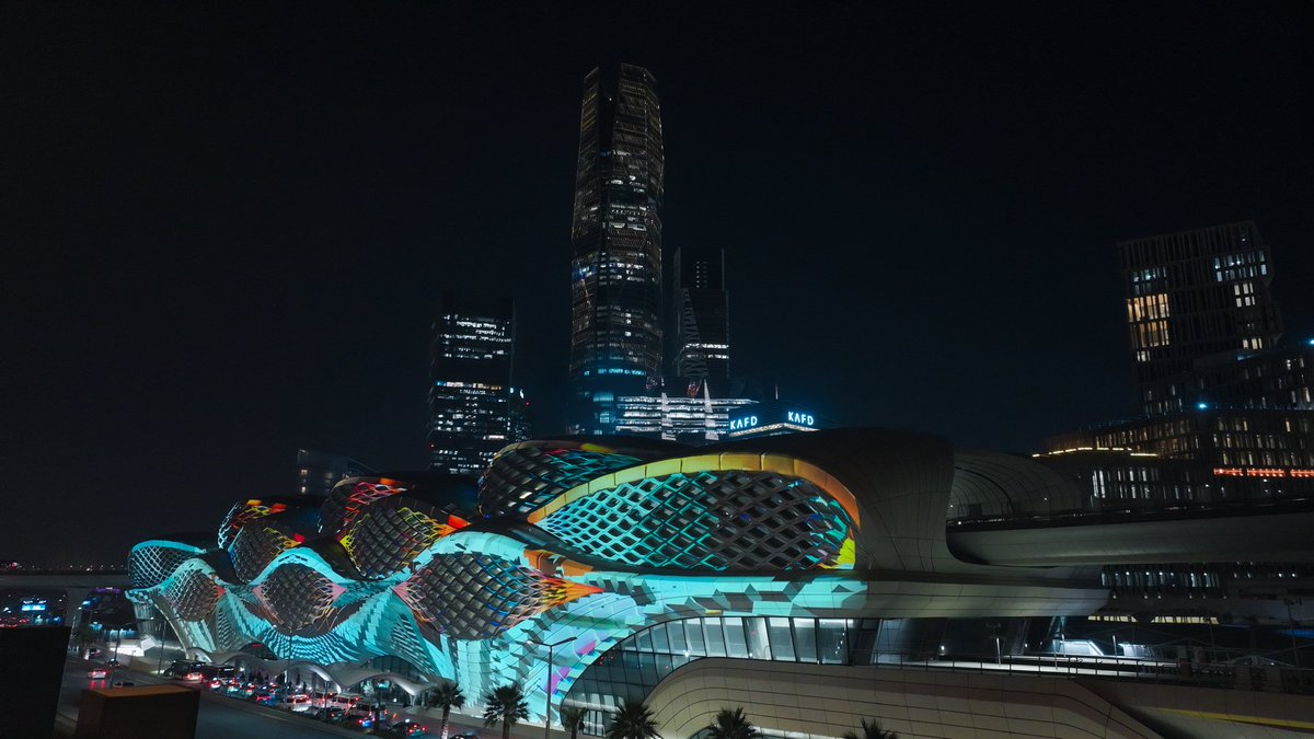 NoorRiyadhFest's tweet image. على واجهة محطة القطار في المركز المالي &quot;كافد&quot;؛ تأملوا معنا كيف يتماهى النور ويتغيّر في لمح البصر