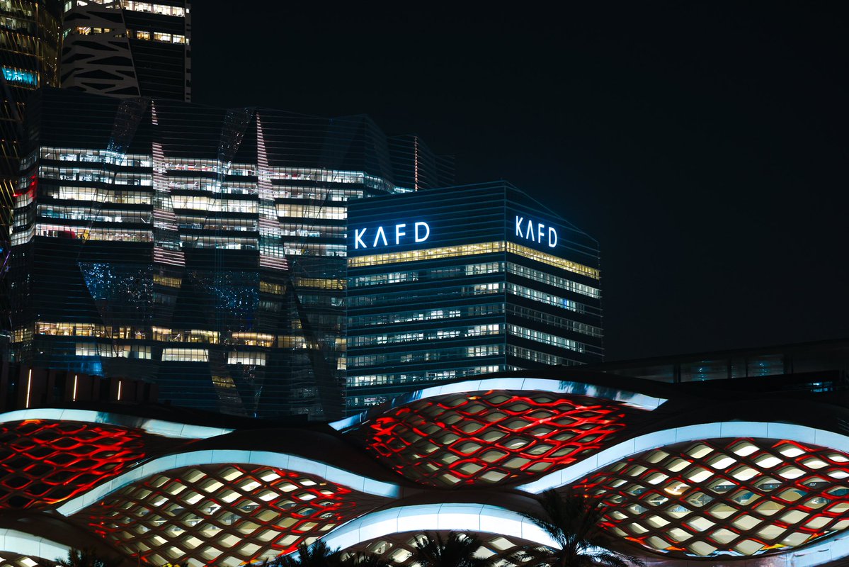 NoorRiyadhFest's tweet image. على واجهة محطة القطار في المركز المالي &quot;كافد&quot;؛ تأملوا معنا كيف يتماهى النور ويتغيّر في لمح البصر