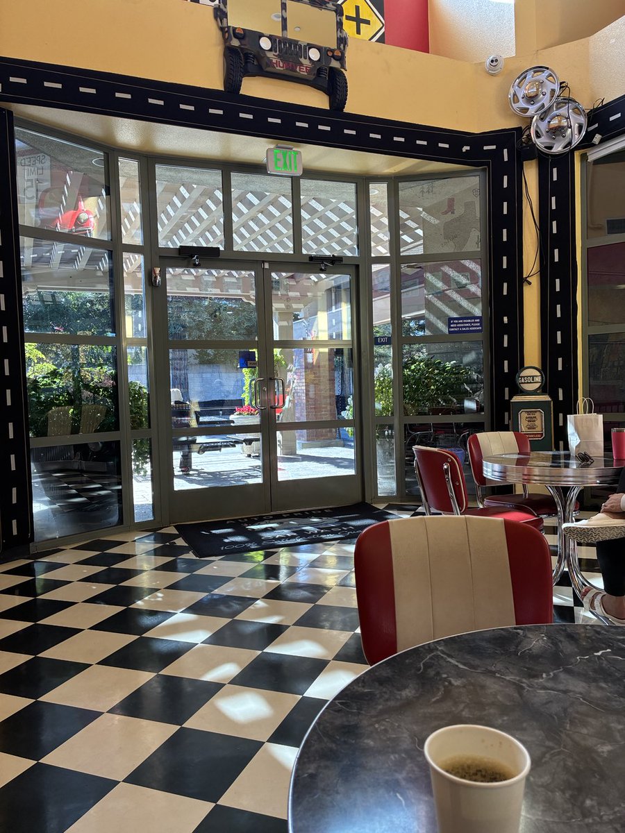 Miguel2redux's tweet image. Does your car was have free coffee?