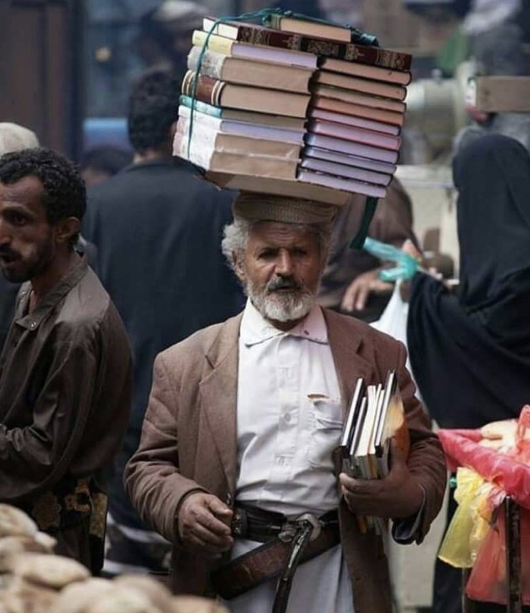 Almedlij_m's tweet image. الكثرة التي لن تثقل عليك هي كثرة الكتب  📚