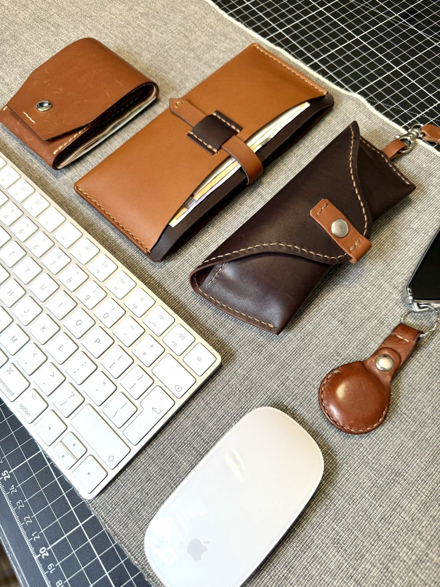 dpLeatherCraft's tweet image. Create your own custom leather set — mix, match, and make it truly yours. 
All the patterns you need are available in my shop 🧵✨ 

🔗 Explore the full collection: etsy.com/shop/dpLeather…
 
#Leathercraft #DIYLeather #LeatherPatterns #HandmadeGear #MakersGonnaMake #CraftYourStyle