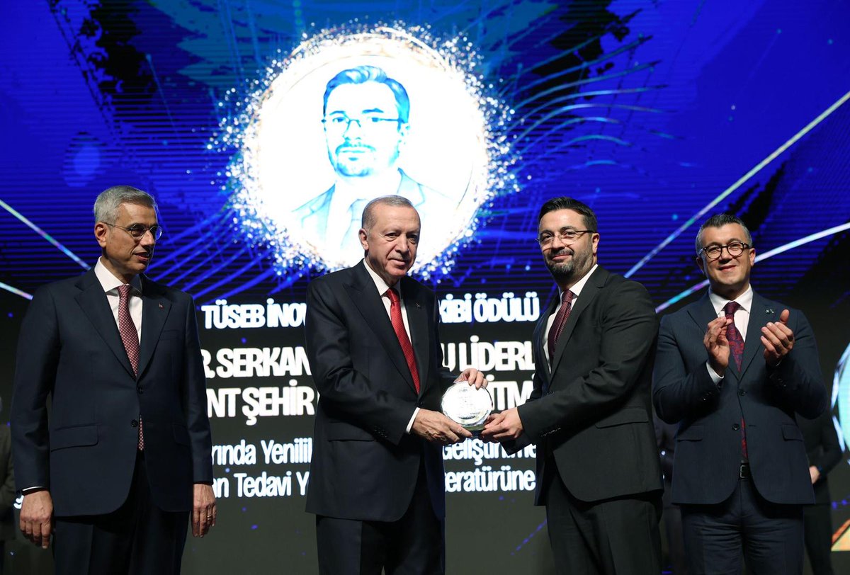 drtopaloglu's tweet image. Kalp ritim bozukluklarında dünyada ilk kez uygulanan yenilikçi tedavi yöntemimizi tıp literatürüne kazandırmamız vesilesiyle, TÜSEB İnovatif Sağlık Ekibi Ödülü’nü Sayın Cumhurbaşkanımızın elinden ekip olarak almaktan büyük bir onur duydum.