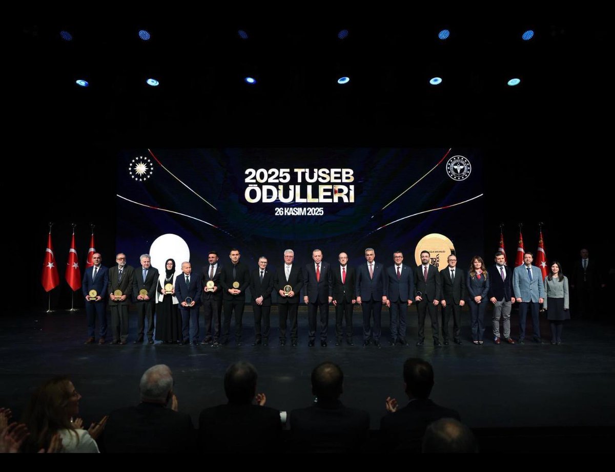 drtopaloglu's tweet image. Kalp ritim bozukluklarında dünyada ilk kez uygulanan yenilikçi tedavi yöntemimizi tıp literatürüne kazandırmamız vesilesiyle, TÜSEB İnovatif Sağlık Ekibi Ödülü’nü Sayın Cumhurbaşkanımızın elinden ekip olarak almaktan büyük bir onur duydum.