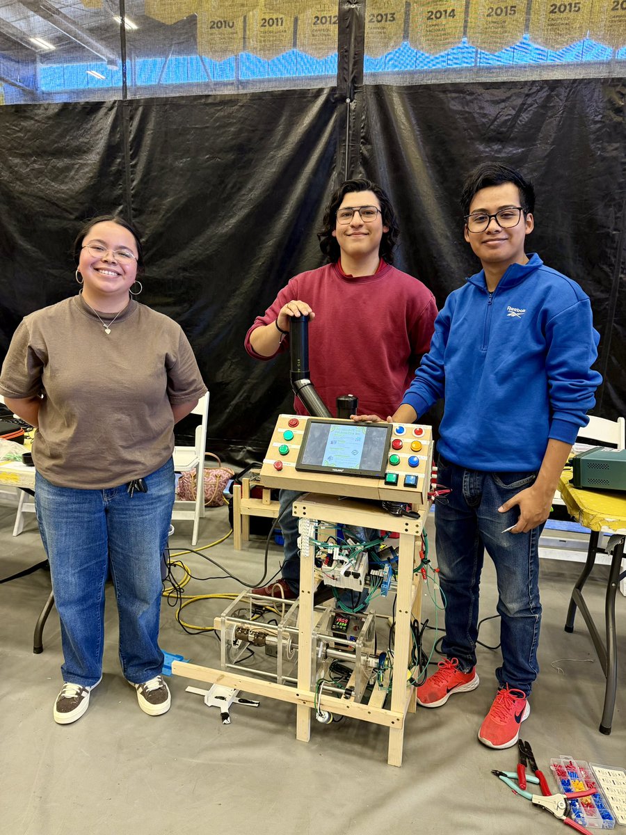 S_EnLaNoticia's tweet image. IMPULSEMOS EL TALENTO QUE TRANSFORMA NUESTRA REGIÓN

Los estudiantes de Cetys Universidad de Tijuana participaron este miércoles en la Expo Proyectos de Ingeniería, donde demostraron su creatividad y capacidad para resolver problemas reales.
