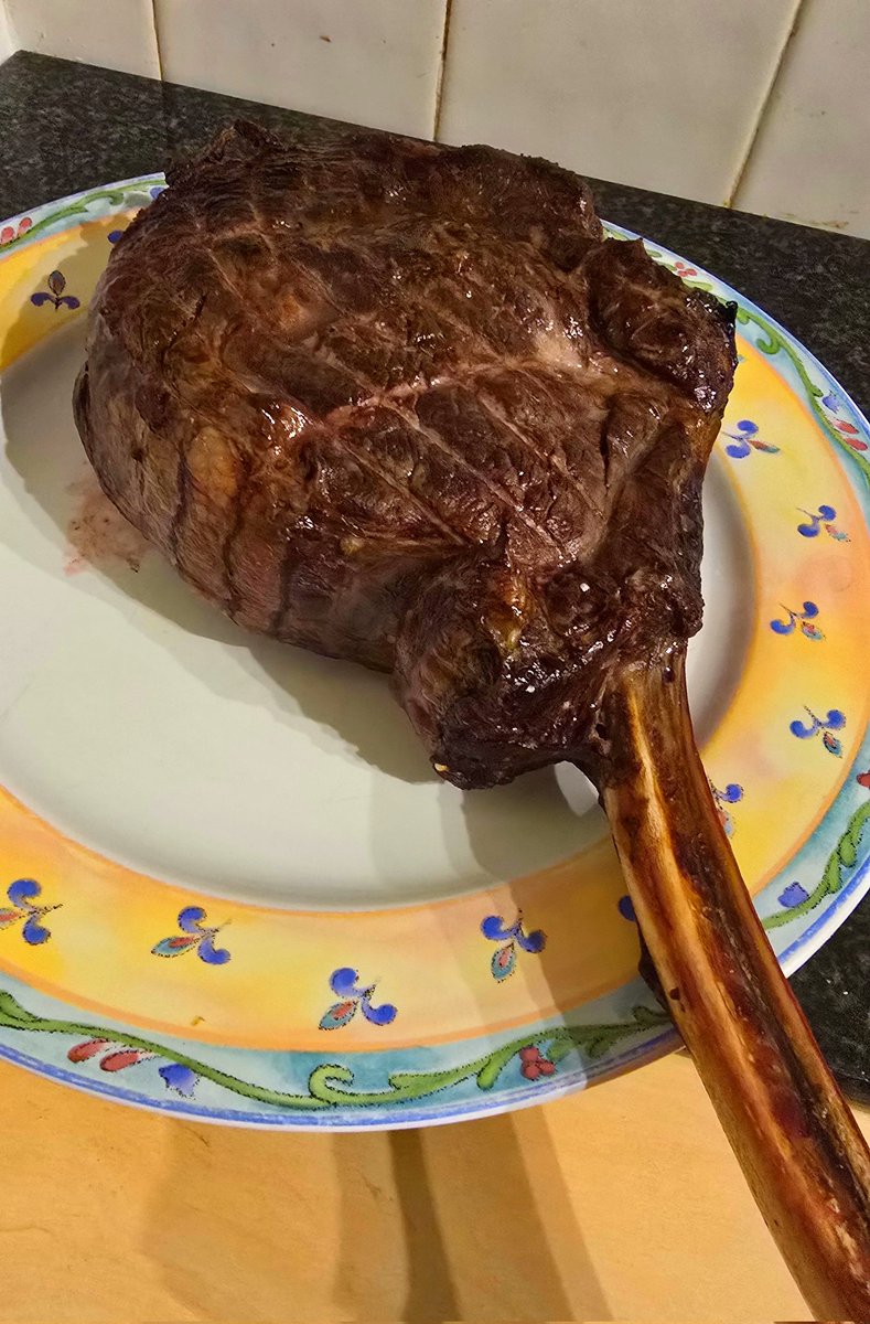 SamaHoole's tweet image. Your genes still remember. 2.5 million years of evolution don't disappear in 50 years.

Your body is still wired for the Paleolithic.

When you eat animal fat, your body recognises it: "This is food. This is what we're designed for."

Satiety hormones activate. Energy stabilises.…