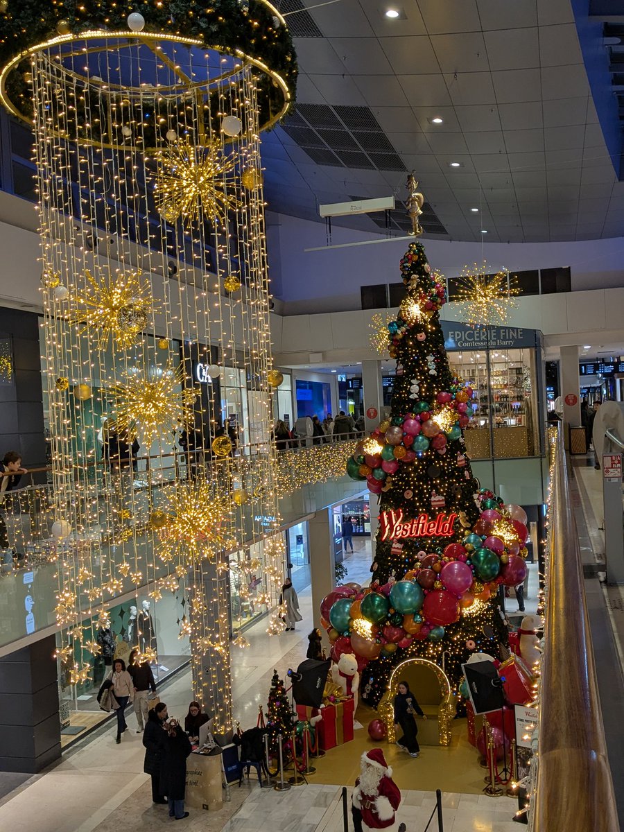 Les centres co, c'est vraiment pas mon truc... En général j'évite au maximum d'y mettre un pied 😅

Mais faut avouer qu'avec les décos de noël, les lumiered, c'est quand même plus sympa 
(Même si j'y passerai pas par vie quand même !)
