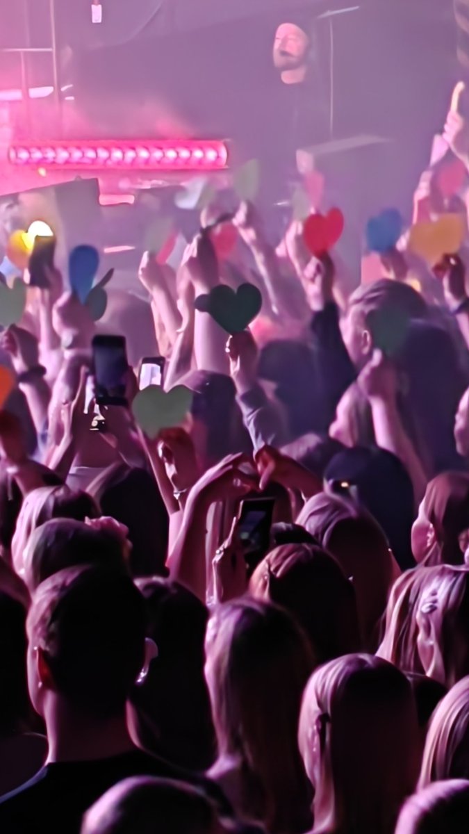 summermar2025's tweet image. Zara&apos;s fan project. She almost lost it for a second. ❤️🧡💛💚🩵💙💜🤎🖤🩶🤍🩷💗