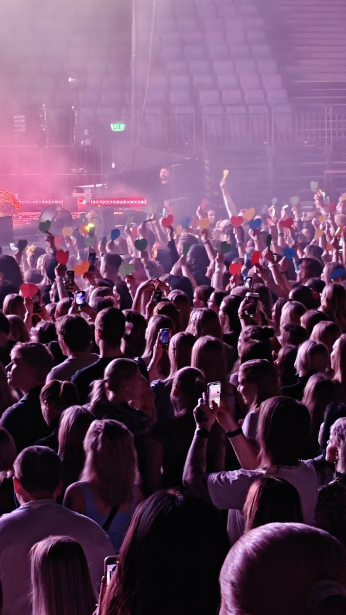 summermar2025's tweet image. Zara&apos;s fan project. She almost lost it for a second. ❤️🧡💛💚🩵💙💜🤎🖤🩶🤍🩷💗