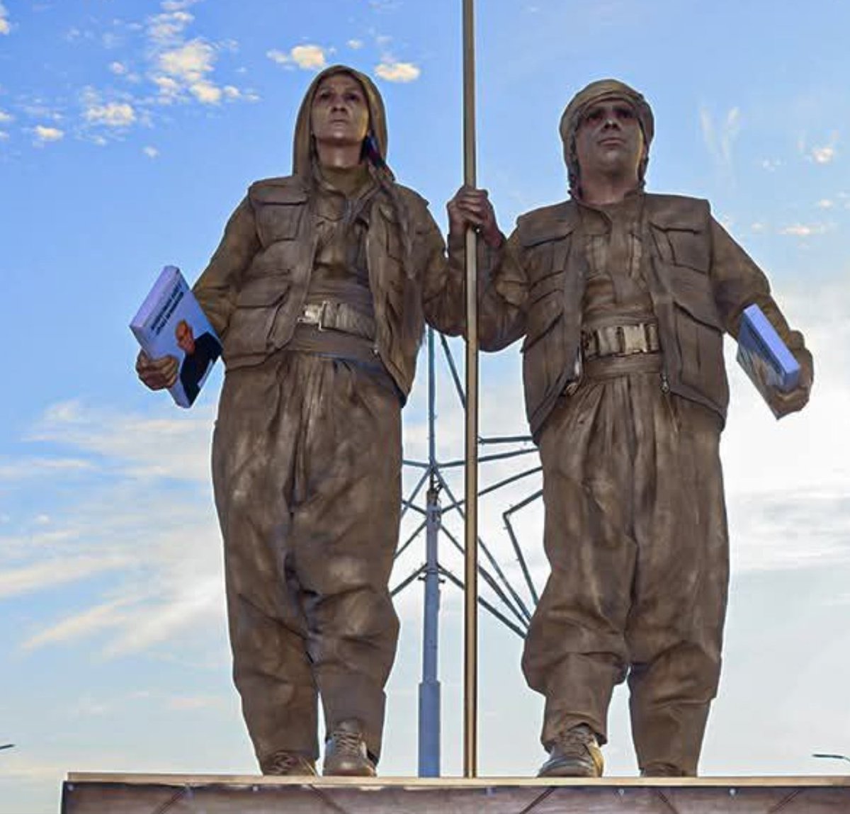 SOHEB209's tweet image. يُسقط مظلوم عبدي اليوم آخر أوراق التوت عن حقيقة مشـ.ـروعه، حين يُحوّل مناطقنا العربية في الجزيرة إلى معابد لتقديس رموز الإرهـ.ـاب القادم من جبال قنـ.ـديل. 

إن مشهد التماثيل والاحتفالات الاسـ.ـتفزازية بذكرى تأسيس تنظـ.ـيم مصـ.ـنف إرهـ.ـابياً، ليس إلا دليلاً دامغاً يقطع الشك…