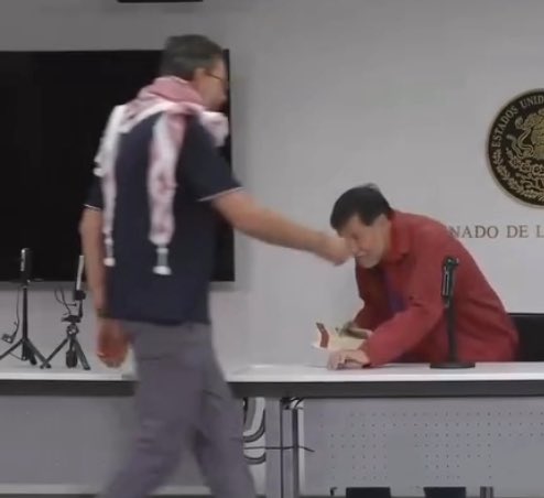 Es muy sospechosa la relación entre Fernández Noroña y su fotógrafo de cabecera. 

Lo acompaña a todos lados, viaja por el mundo con el y hasta quiso defenderlo cuando lo madreó Alito Moreno. 

Me late que ahí existe un vínculo sentimental.