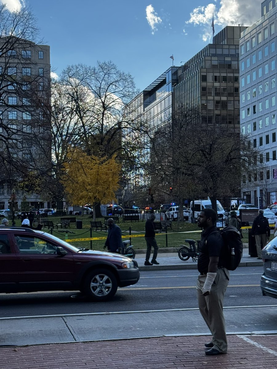 domsachez74's tweet photo. @WTOPtraffic
@WTOP MAJOR police presence at Farragut square.  Shooting investigation.  Roads closed https://t.co/Ag8zjWvNRh