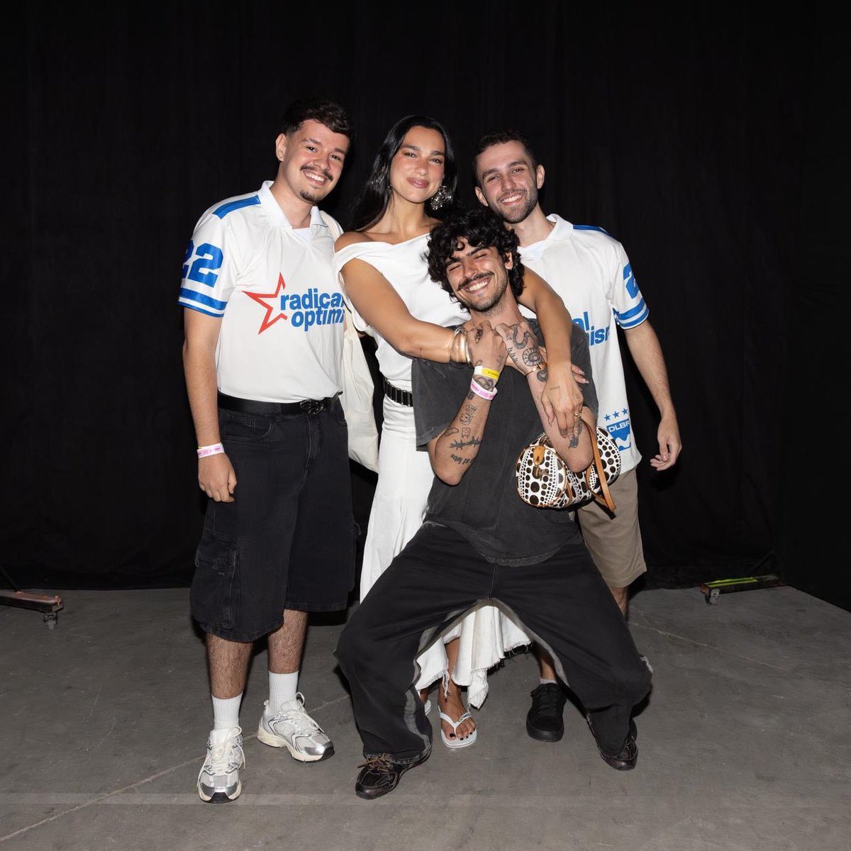 com influenciadora  e ela com os fãs a diferença é gigantesca, a carinha da dua lipa já diz tudo