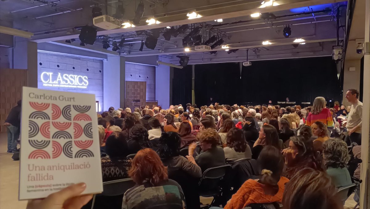 Ple total aquest vespre per veure <a href="/CarlotaGurt/">La Gurt</a> al Festival Clàssics! No us perdeu el seu directe ni el seu darrer llibre, "Una aniquilació fallida".

💥💊 Una càpsula sobre la libido femenina en la història, tot reivindicant el desig de les dones!