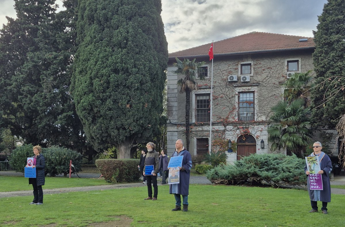 26 Kasım 2025 Boğaziçi Üniversitesi Akademisyenleri Nöbeti no. 1203. Direnişin 5. yılı/1788. günü <a href="/UniBogazici/">Boğaziçi Üni.</a> #KabulEtmiyoruzVazgeçmiyoruz
November 26, 2025 Bogazici University Faculty Vigil #1203/5th year/1788th day of the resistance @unibogazici_en #WeDoNotAcceptWeDoNotGiveUp