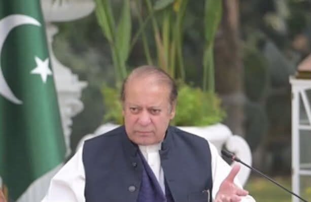 بخت کے تخت سے یکلخت اتارا ہوا شخص
.کیا تم نے دیکھا ھے یاسمین راشد سے ہارا ھوا شخص

#ہم_دیکھیں_گے 
#نومبر26_نہیں_بھولیں_گے