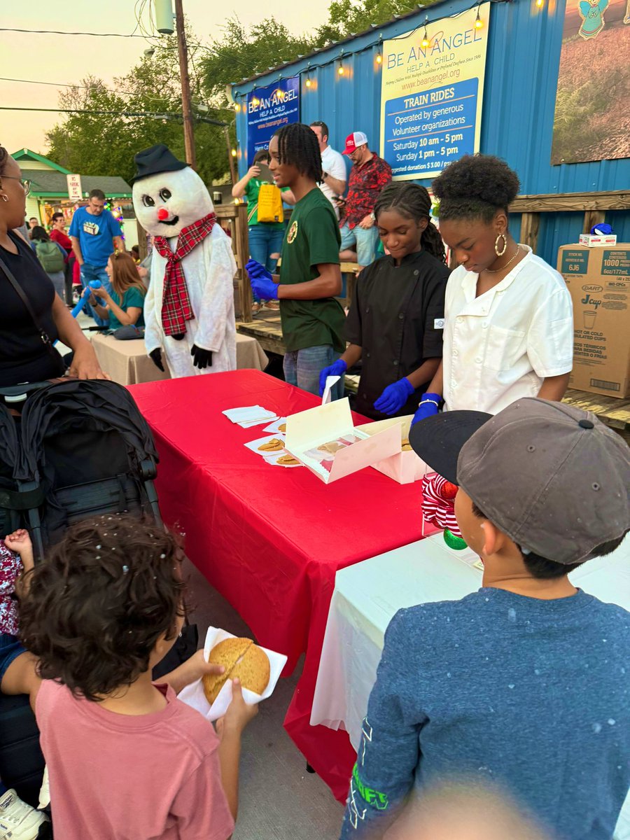 StephenJamesMBA's tweet image. ✨ Proud moment for our Culinary Arts students @cwhs_springisd ‼️ They gave back at the Old Town Spring Christmas Tree Lighting by serving cookies and punch to the community. 🎄🍪🥤
@SpringISD_CTE #CulinaryArts #Community #OldTownSpring #HolidaySpirit