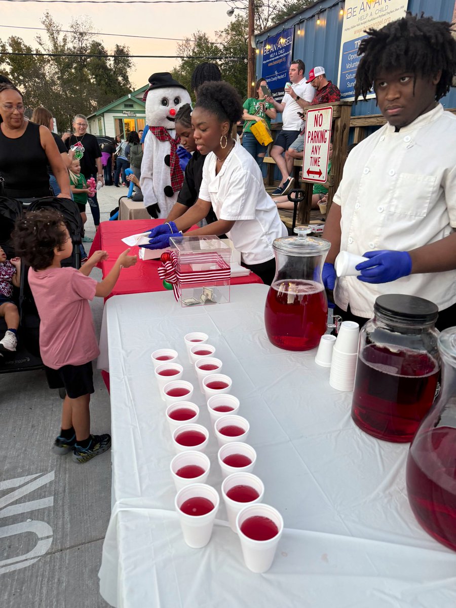 StephenJamesMBA's tweet image. ✨ Proud moment for our Culinary Arts students @cwhs_springisd ‼️ They gave back at the Old Town Spring Christmas Tree Lighting by serving cookies and punch to the community. 🎄🍪🥤
@SpringISD_CTE #CulinaryArts #Community #OldTownSpring #HolidaySpirit