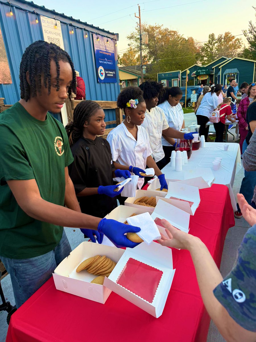StephenJamesMBA's tweet image. ✨ Proud moment for our Culinary Arts students @cwhs_springisd ‼️ They gave back at the Old Town Spring Christmas Tree Lighting by serving cookies and punch to the community. 🎄🍪🥤
@SpringISD_CTE #CulinaryArts #Community #OldTownSpring #HolidaySpirit
