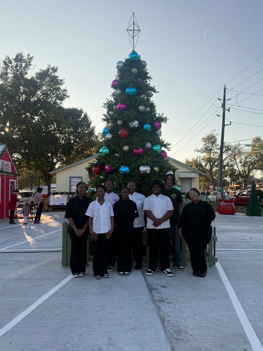 StephenJamesMBA's tweet image. ✨ Proud moment for our Culinary Arts students @cwhs_springisd ‼️ They gave back at the Old Town Spring Christmas Tree Lighting by serving cookies and punch to the community. 🎄🍪🥤
@SpringISD_CTE #CulinaryArts #Community #OldTownSpring #HolidaySpirit