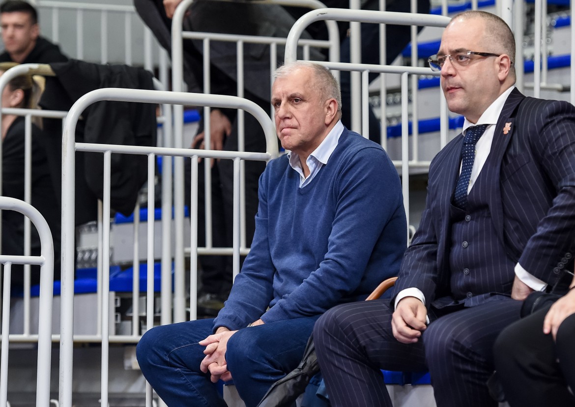 Reltoro37671309's tweet image. Πως γίνεται ανάμεσα σε τόσες φωτογραφίες με τιτλους με αγκαλιές με χιλιάδες επιτυχίες και  στιγμές,αυτή εδω να μοιάζει τόσο  δυνατή.

Τόσο ιδιαίτερη.Τόσο ανθρώπινη.Σε αυτό το ματς με την Μακάμπι.

Αυτός.Εκει.Ο βασιλιάς.Σαν ενας απλός φίλαθλος.
#paobc