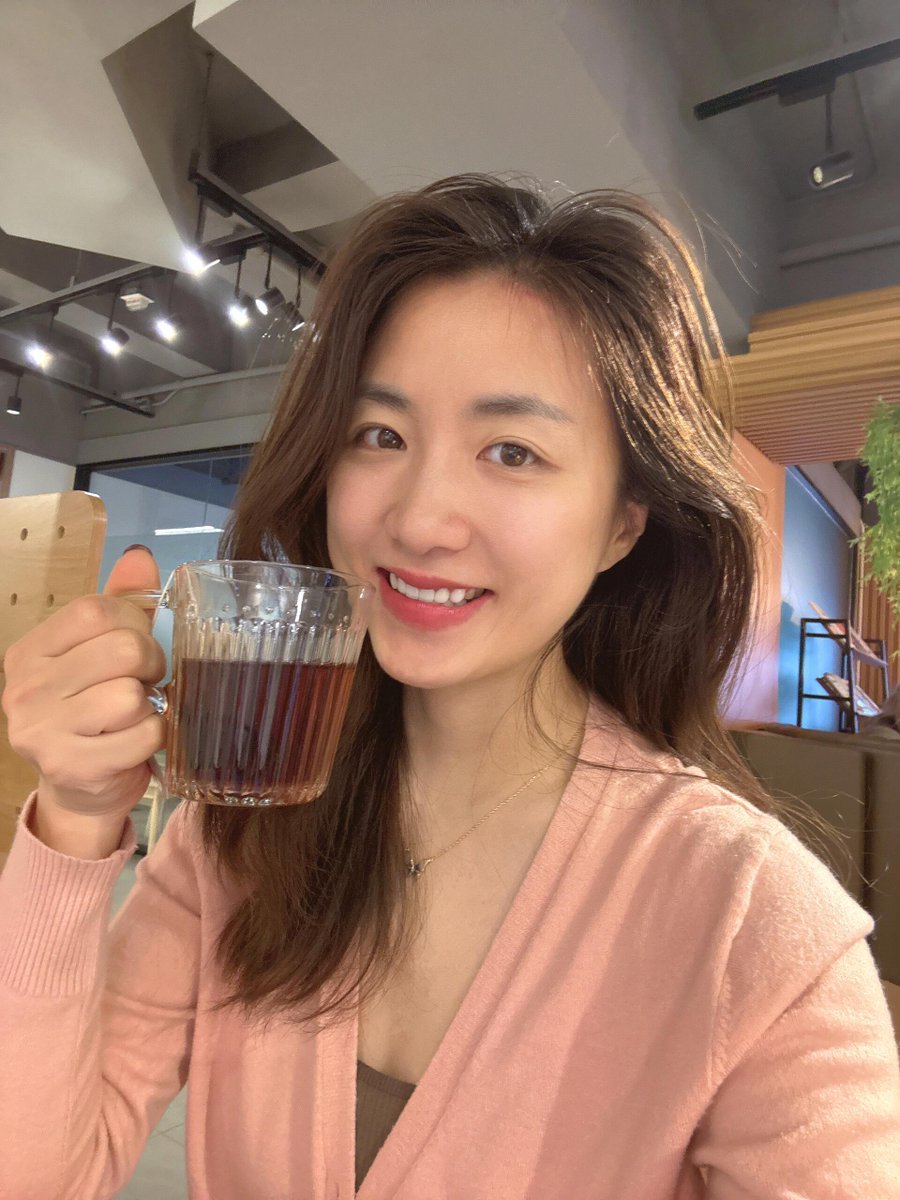 Vanny_943's tweet photo. 一个平常而开心的下午可能是和这里的能量和磁场太合了，待得太幸福了。 把近期生活和工作捋了捋，效率奇高，思路清晰，平静充实。 https://t.co/5CPZ5HC2L5