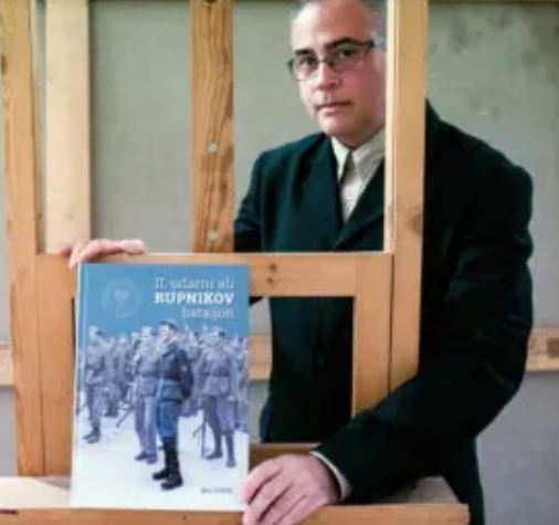 hudajama1945's tweet image. #AlešNose: Domobranski udarni bataljoni so bili ustanovljeni z namenom učinkovitejšega boja proti partizanom, zatrtja revolucionarnega nasilja in zavarovanja prebivalstva

Intervju  z Alešem Nosetom ( diplomiran slikar) , ki je po odmevni monografiji Domobranci, zdravo – Bog daj…