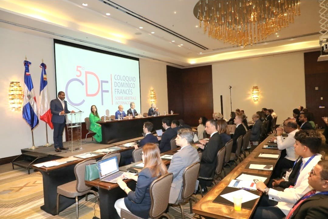 DGAPPRD's tweet image. El director ejecutivo de la DGAPP, Andrés Lugo Risk, asistió al V Coloquio Dominico-Francés sobre Arbitraje Internacional, espacio organizado por la Fundación Coloquio Domínico-Francés, que desde 2014 impulsa la cooperación académica entre Francia y RD.